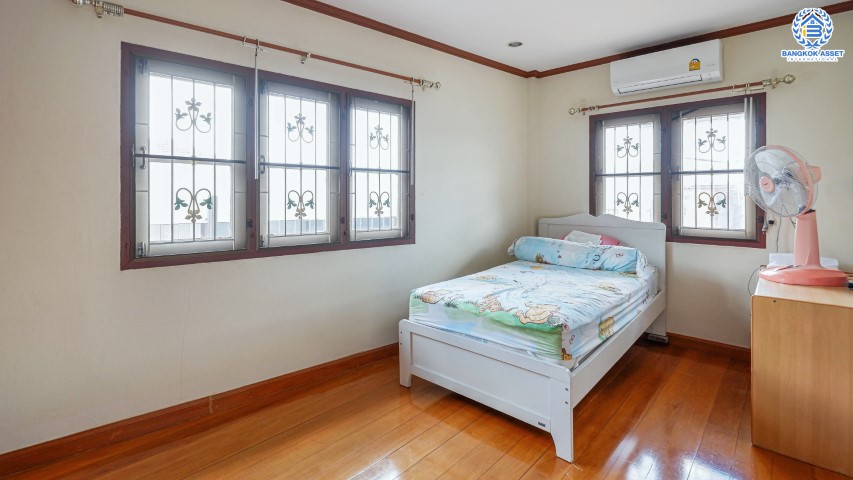 *****บ้านเดี่ยวมือสองย่านนนทบุรี ม.ซอยกรุงเทพ-นนท์7 แยก 12 เนื้อที่กว้าง 65 ตร.ว. ฟังก์ชัน 4 ห้องนอน 2 ห้องน้ำ ที่จอดรถ 1 คัน สภาพสวย พร้อมเข้าอยู่ บนทำเลเดินทางสะดวกสบาย ใกล้รถไฟฟ้าสายสีม่วง "สถานีแยกติวานนท์" และทางด่วน "ศรีรัช"